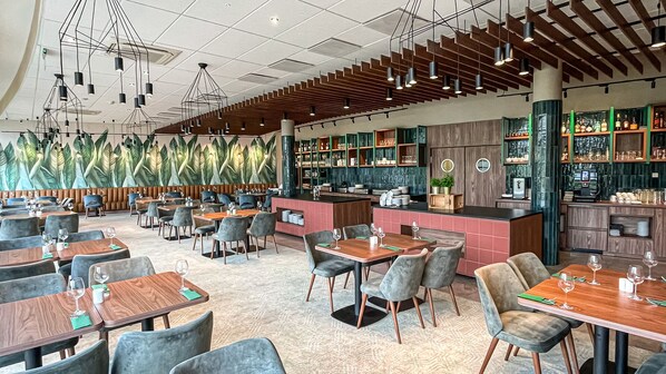 Breakfast and lunch served, Mediterranean cuisine - Hotel Victor Pruszków DeSilva (Pruszkow)