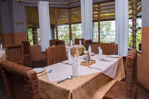 Café da manhã com buffet todos os dias (USD 15 por pessoa) 