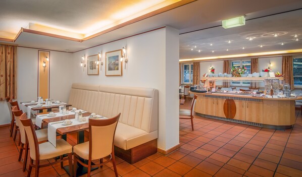 Un restaurant doté d’un long comptoir, de sièges confortables et d’un espace buffet.