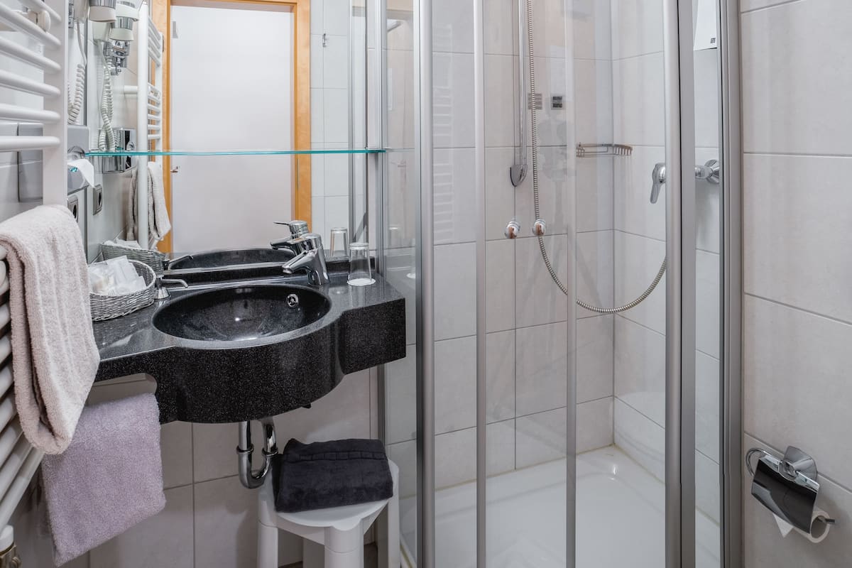 standard single room | bathroom | free toiletries, hair dryer, slippers, towels