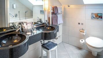 Suite | Bathroom | Free toiletries, hair dryer, slippers, towels