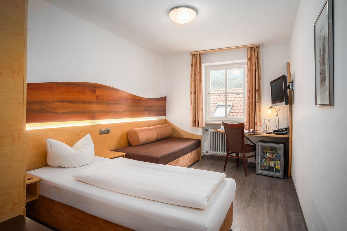 Minibar, escritorio, wifi gratis y muebles diferentes