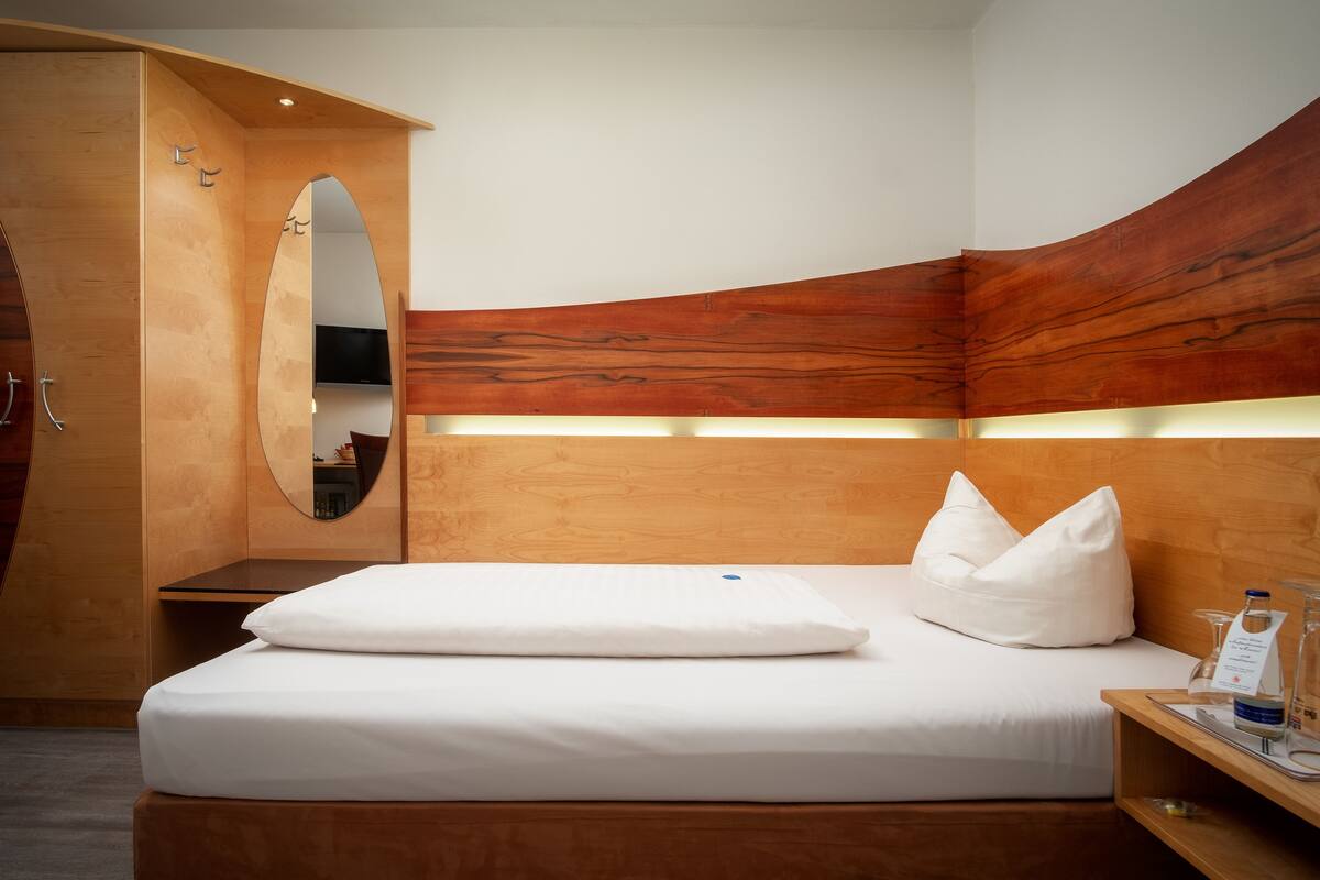 Minibar, escritorio, wifi gratis y muebles diferentes