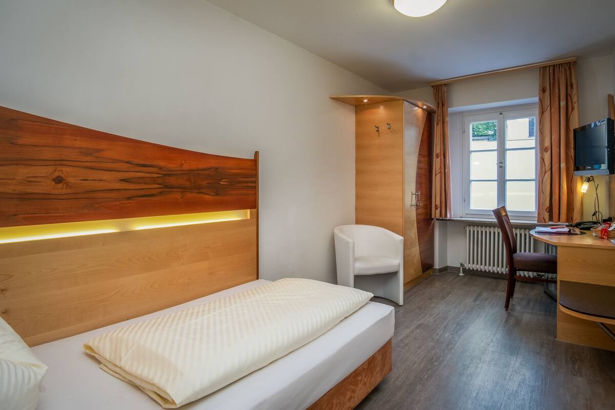 Minibar, escritorio, wifi gratis y muebles diferentes