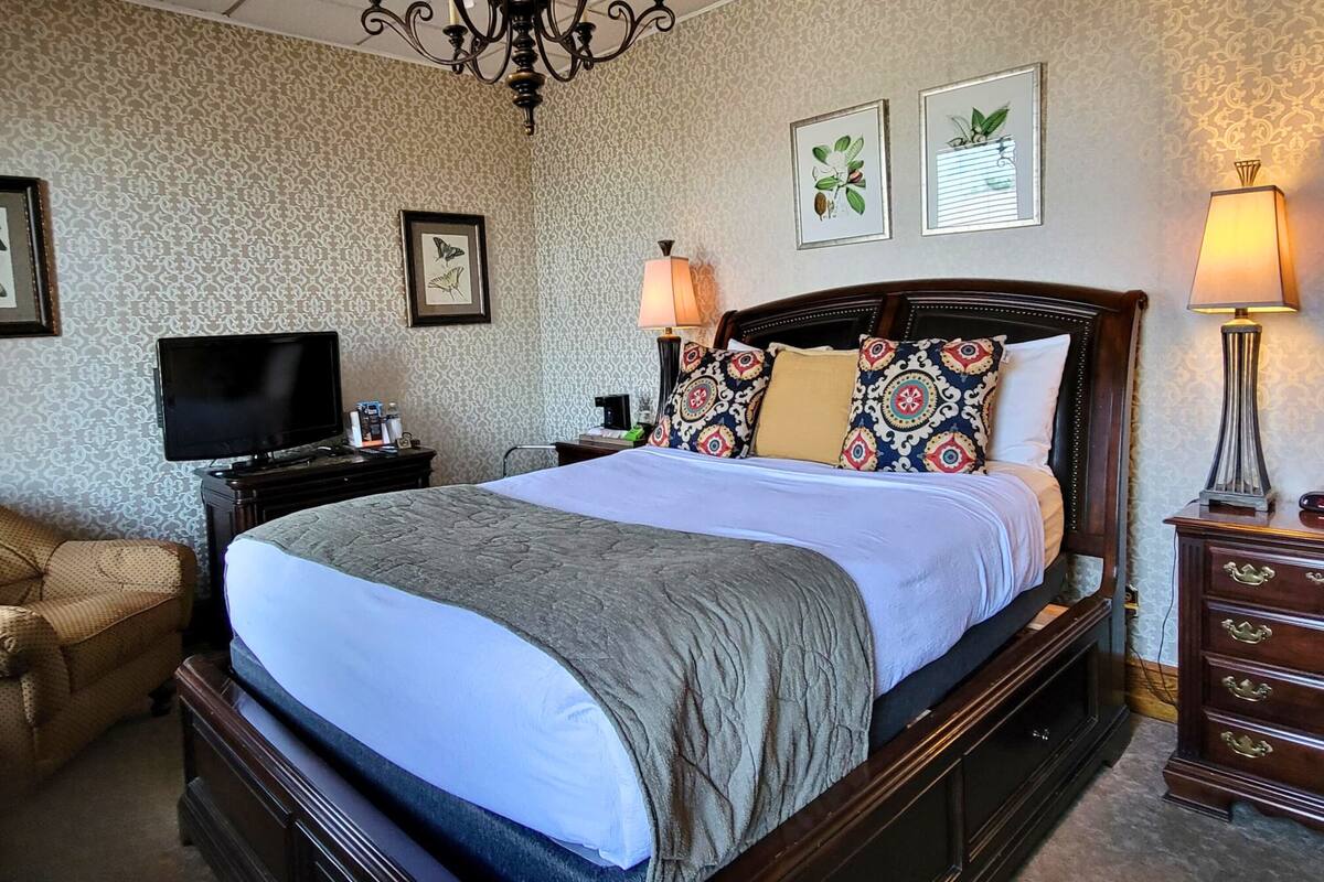 #22 | Desk, blackout curtains, iron/ironing board, free WiFi