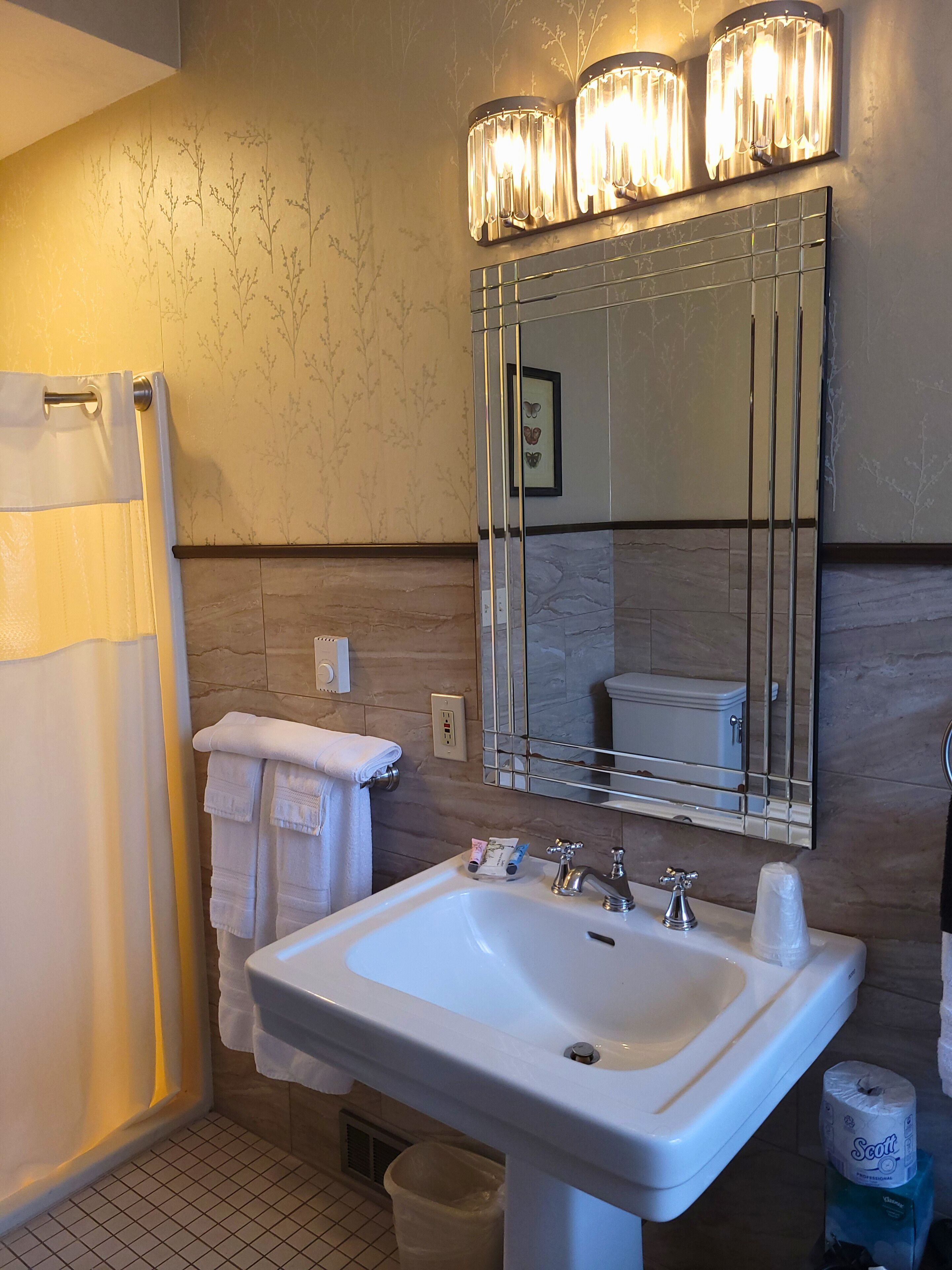 #24 | bathroom | combined shower/bathtub, free toiletries, hair dryer, towels