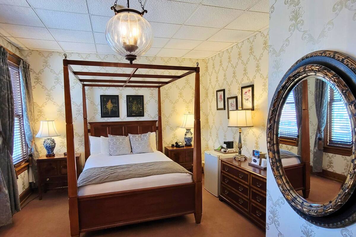 #24 | Desk, blackout curtains, iron/ironing board, free WiFi