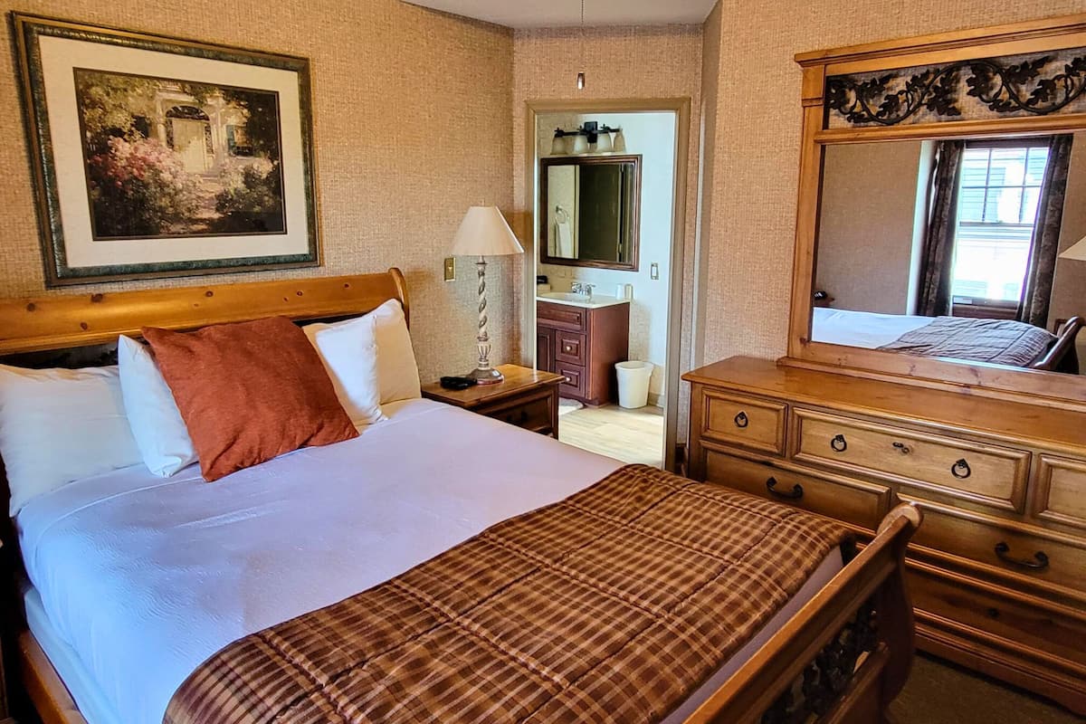 #31 | Desk, blackout curtains, iron/ironing board, free WiFi