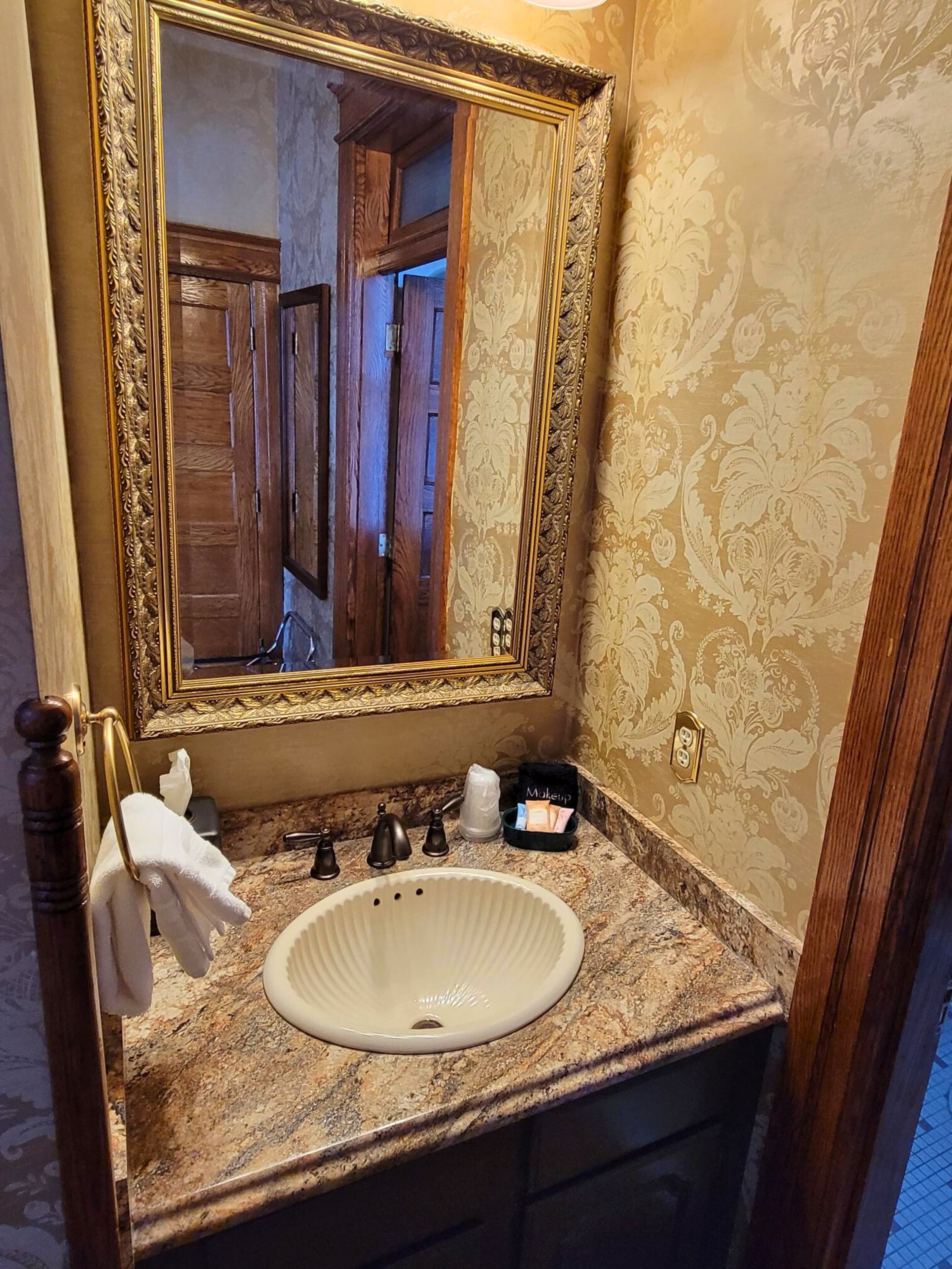 #21 | bathroom | combined shower/bathtub, free toiletries, hair dryer, towels