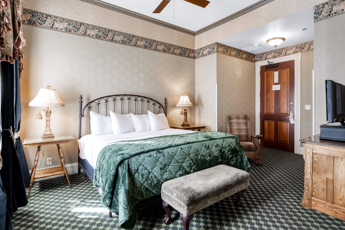 King Deluxe Room | 高級寢具、特厚豪華床墊、書桌、手提電腦工作空間