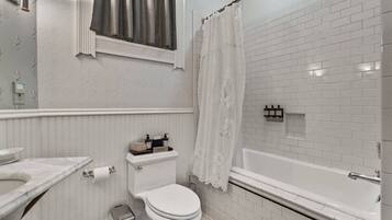 Un baño con inodoro, lavamanos y bañera.