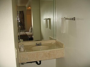 Bathroom sink - Royal Inn Motel Long Beach (Long Beach)
