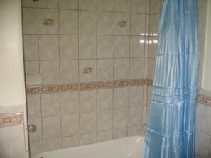Deep soaking bathtub - Royal Inn Motel Long Beach (Long Beach)