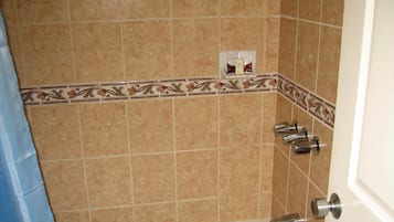 Deep soaking bathtub