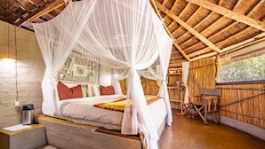 A room with a bed under a canopy, a wooden desk, and a chair. - Umlani Bushcamp - Lodge (Bushbuckridge)
