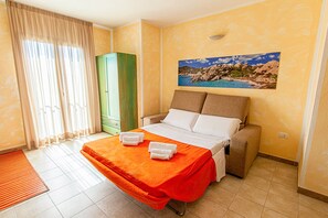 Standard-Studio | Wohnbereich | 22-cm-Flachbildfernseher mit Satellitenempfang, Fernseher