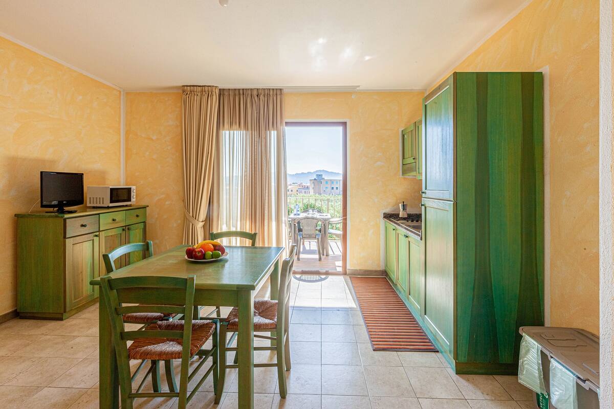 Standard Apartment, 1 Bedroom (Le Maree) | Ruang tamu | 22 cm televisyen skrin rata dengan satelit, TV 