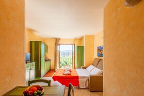 Studio Standard | Coin séjour | Télévision à écran plat de 22 cm avec chaßnes par satellite, télévision