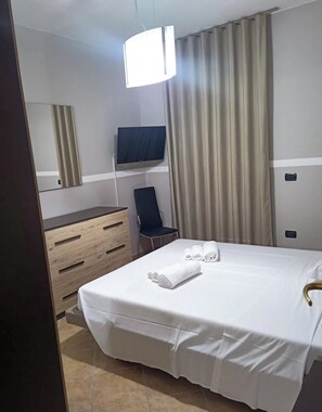 Superior Apartment | Blackout curtains, soundproofing, free WiFi, bed sheets - Residenze Le Maree (La Maddalena)