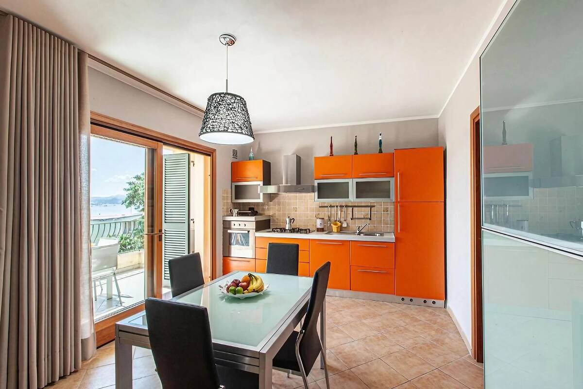 Deluxe Apartment | Ruang tamu | 22 cm televisyen skrin rata dengan satelit, TV 