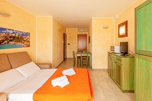 Superior Studio | Blackout curtains, soundproofing, free WiFi, bed sheets - Residenze Le Maree (La Maddalena)