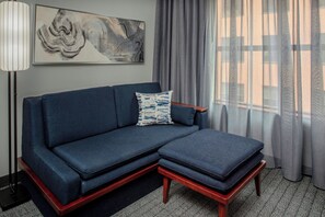 Matalassos amb encoixinament addicional i escriptori 