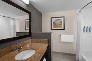 Combined shower/tub, free toiletries, hair dryer, towels - Courtyard by Marriott Reading Wyomissing (Wyomissing)