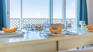 A dining table set with plates, cutlery, glasses, and a basket of bread. - Résidence Odalys Les Terrasses de Fort Boyard (Fouras)