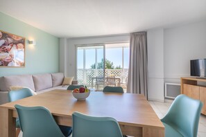 Soundproofing, free WiFi, bed sheets