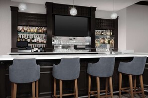 Sert le petit déjeuner et le dîner