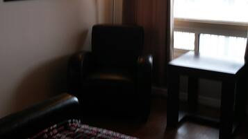 クラシック ルーム クイーンベッド 1 台 | デスク、アイロン / アイロン台、WiFi (無料)