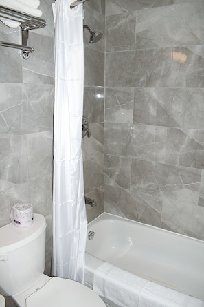 Kostenlose Toilettenartikel, Handtücher, Seife, Shampoo