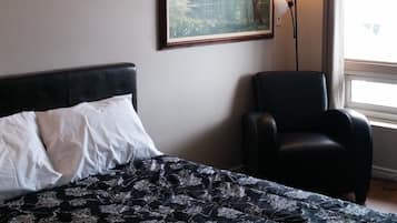 Escritorio, tabla de planchar con plancha y wifi gratis