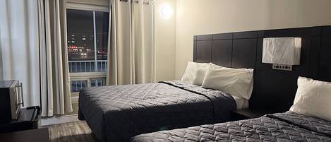 Habitación doble, 2 camas matrimoniales | Escritorio, wifi gratis y ropa de cama