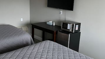 Quarto casal, 2 camas de casal | Escrivaninha, Wi-Fi de cortesia, roupa de cama