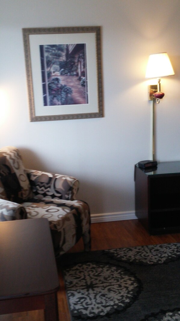 ��クラシック ルーム クイーンベッド 1 台 | リビング エリア | 薄型テレビ