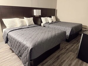 Quarto casal, 2 camas de casal | Escrivaninha, Wi-Fi de cortesia, roupa de cama