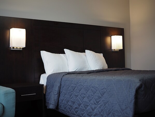 Classic Room, 1 Queen Bed | Desk, free WiFi, bed sheets - Towne and Country Motel (Windsor)