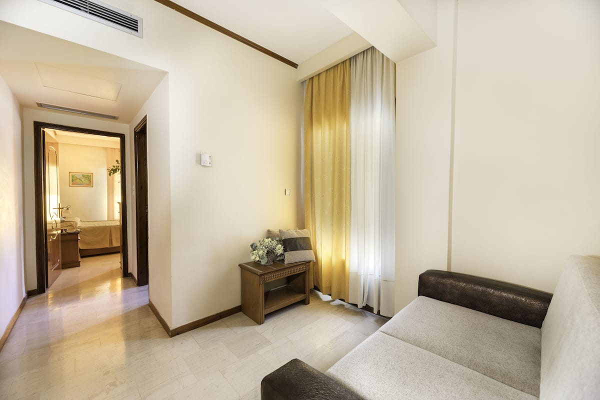 Suite Junior (Meteora View) | Area soggiorno | TV al plasma 22 pollici con canali satellitari, TV