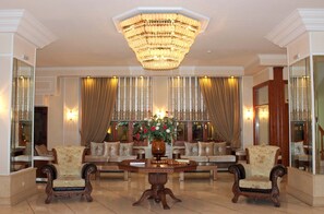 Lobby sitting area - Famissi Hotel (Kalabaka)