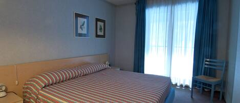 Suite | In-room safe, desk, free cribs/infant beds, rollaway beds