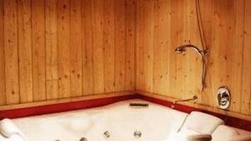 Douche, articles de toilette gratuits, sĂšche-cheveux