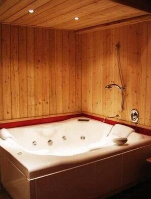 Shower, free toiletries, hair dryer, towels - Hotel Residence Universo (Pre-Saint-Didier)