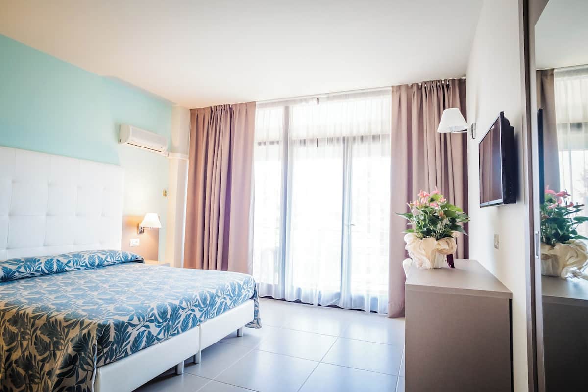 1 bedroom, in-room safe, desk, cots/infant beds