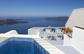 Zona de piscina con vistas al mar y a las islas.