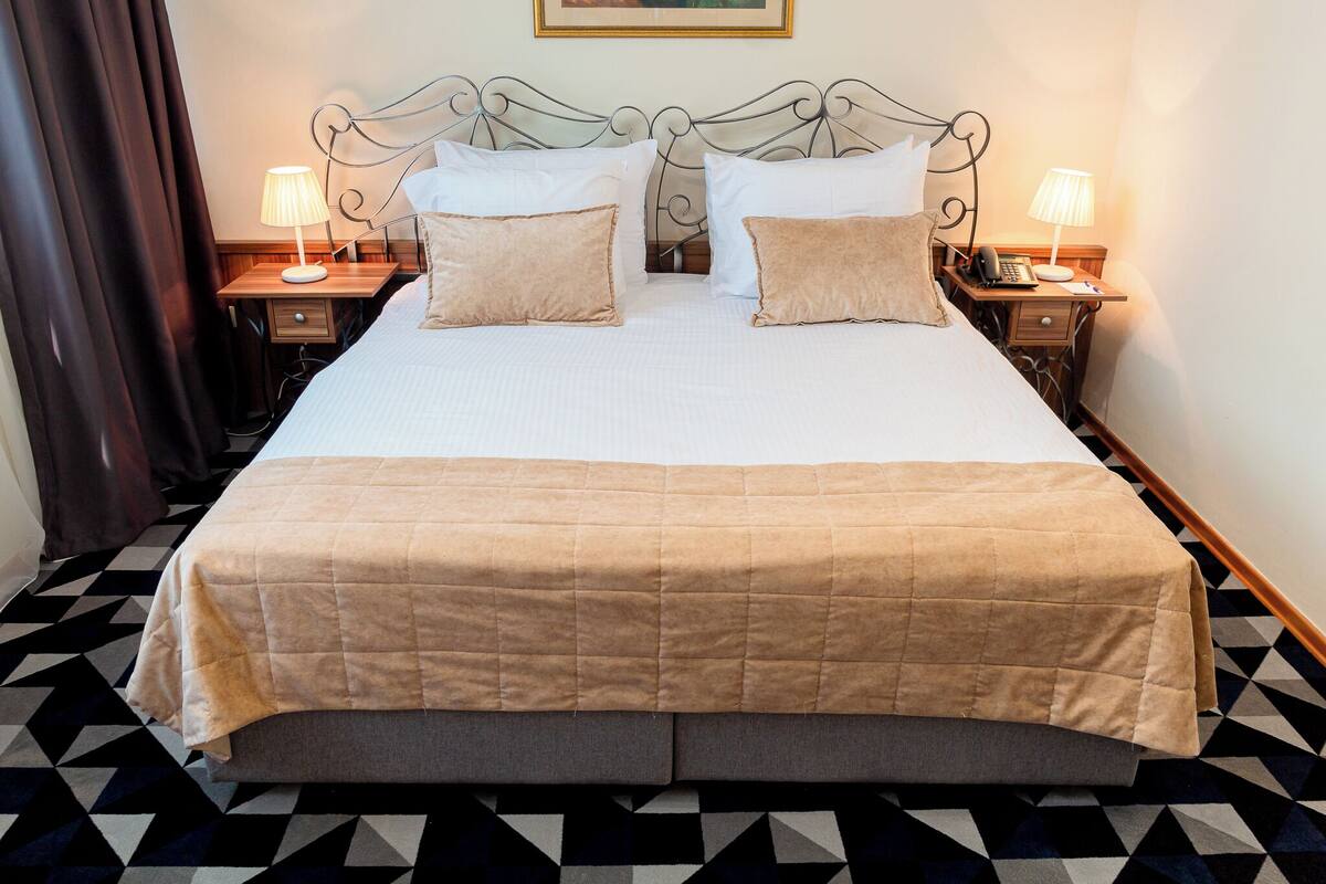 minibar, in-room safe, desk, laptop workspace