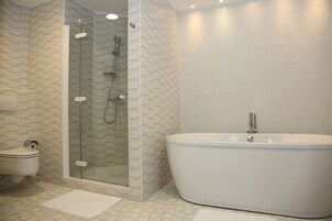 Suite estudio estándar | Baño | Artículos de higiene personal gratuitos, secador de pelo y albornoces