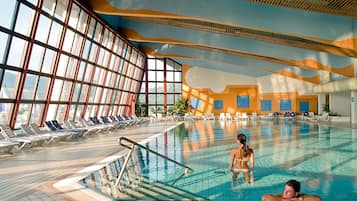 Sisäuima-allas ja ulkouima-allas avoinna 9.00–21.00, aurinkovarjoja