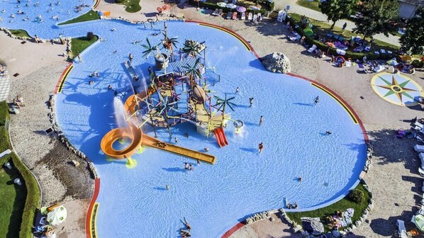 Piscine couverte, piscine extérieure, parasols de plage