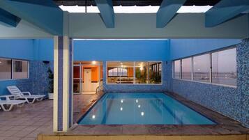 Piscine extérieure, chaises longues